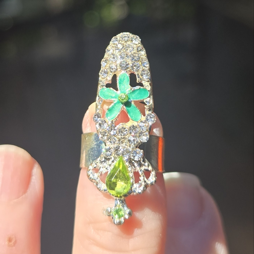 Elegant Green & Silver Floral Crown Crystal Nail Ring - Picture 8 of 8